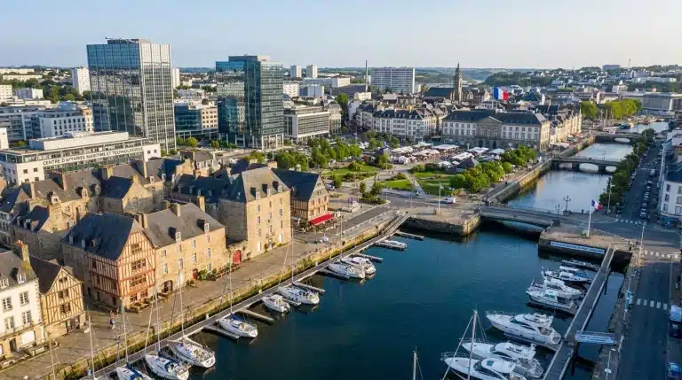 Vue aérienne d'une ville bretonne illustrant le dynamisme digital local