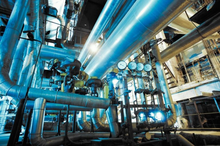 Installation industrielle complexe de tuyauteries et d’instruments, image technique évoquant la refonte site prestashop prix en contexte industriel.