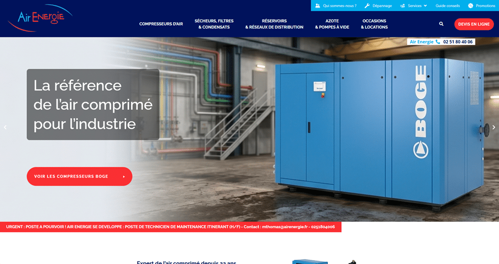 Le matériel industriel bleu est posé dans un atelier avec des armoires et des conduits visibles.