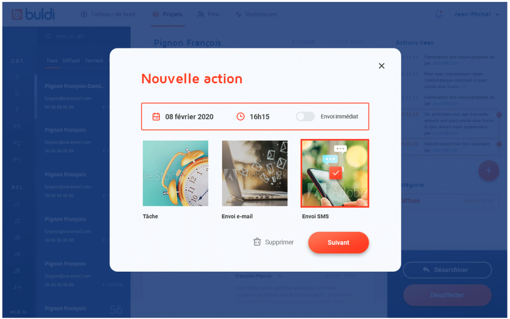 Nouvelle action affichée dans une interface: choix de date, heure et option d’envoi; trois vignettes illustrent Tâche, Envoi d’e-mail, Envoi SMS.