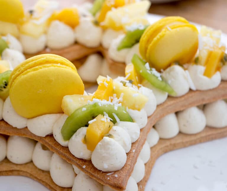 Gâteau ou dessert croquant garnis de crème meringuée et fruits frais assortis.