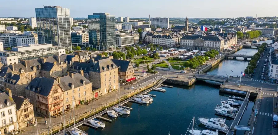 Vue aérienne d'une ville bretonne illustrant le dynamisme digital local