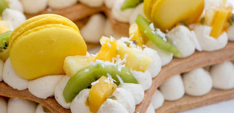 Gâteau ou dessert croquant garnis de crème meringuée et fruits frais assortis.